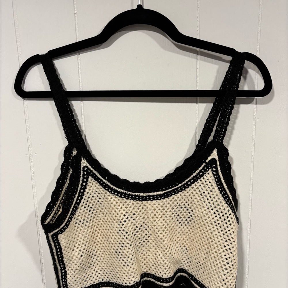 Le Lis Black and Cream Floral Crochet Crop Top - Picture 4 of 4